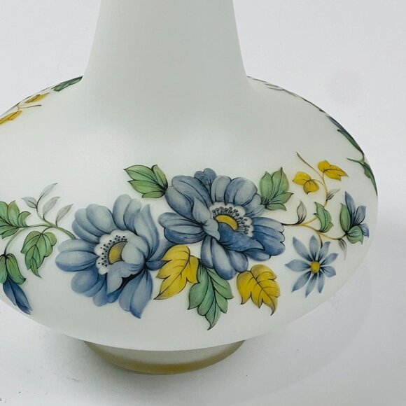 Vintage 12" White Bud Vase w/Flowers Wide Base Curvey Opening Cellini Italy - Picture 3 of 9